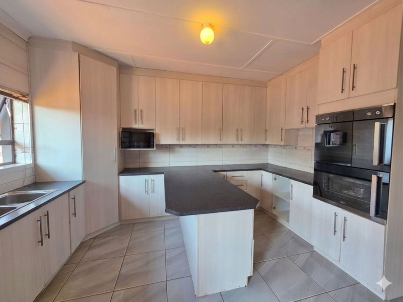House For Sale in Beaconsfield - Photo 7