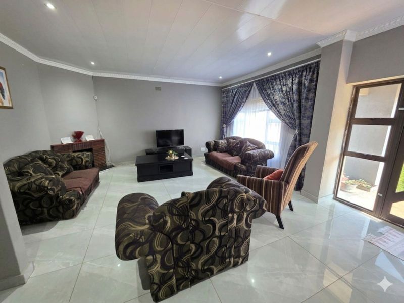 House For Sale in Beaconsfield - Photo 2