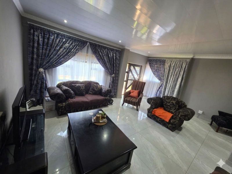 House For Sale in Beaconsfield - Photo 5