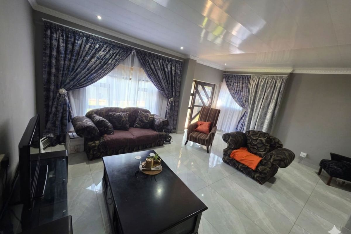 House For Sale in Beaconsfield - Photo 5
