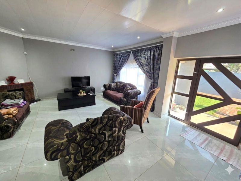 House For Sale in Beaconsfield - Photo 4