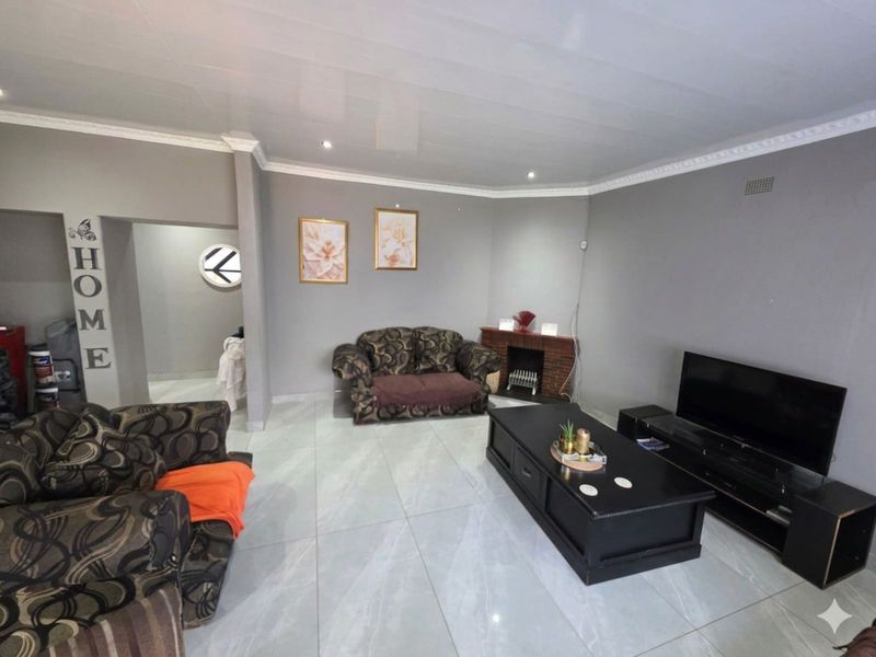 House For Sale in Beaconsfield - Photo 3