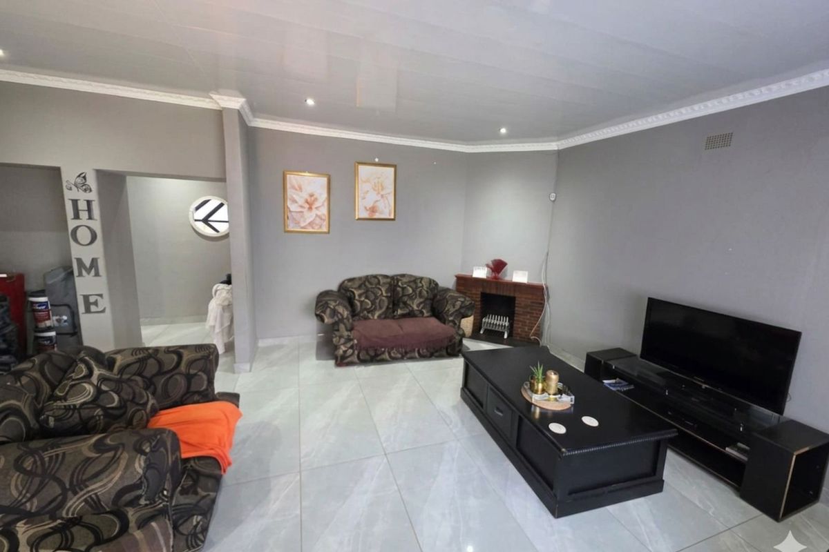 House For Sale in Beaconsfield - Photo 3