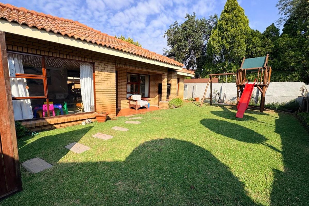House For Sale in Royldene - Photo 2
