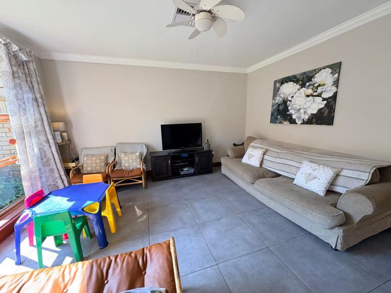 House For Sale in Royldene - Photo 7