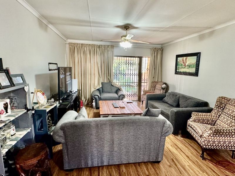 Townhouse To Rent in Wierda Park - Photo 2