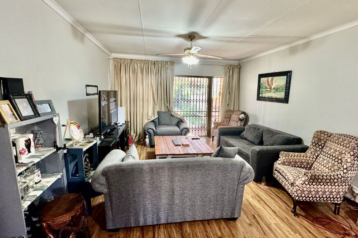 Townhouse To Rent in Wierda Park - Photo 2