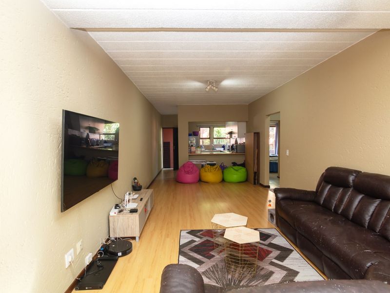 House For Sale in Sunninghill - Photo 6