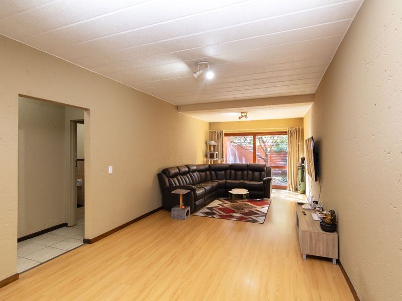 House For Sale in Sunninghill - Photo 2