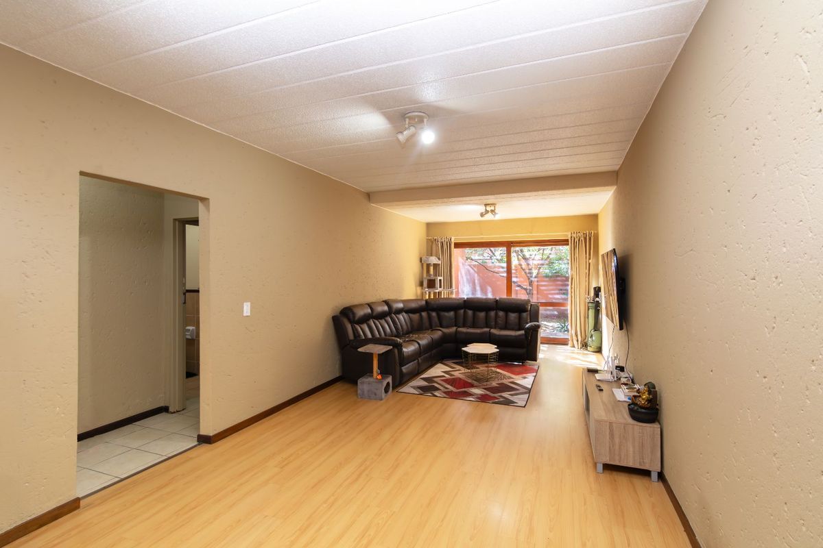 House For Sale in Sunninghill - Photo 2