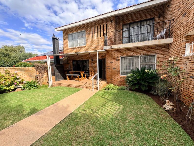 Townhouse For Sale in Memorial Road Area - Photo 2