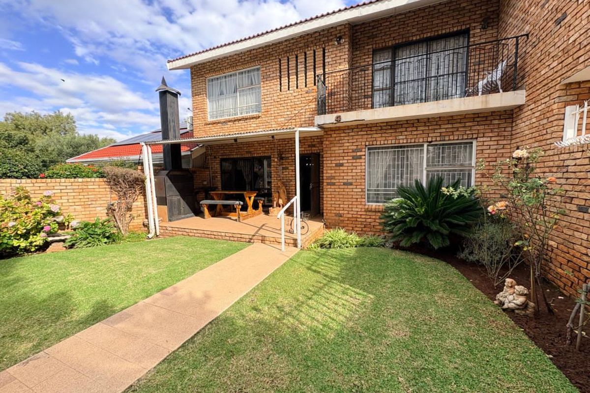 Townhouse For Sale in Memorial Road Area - Photo 2