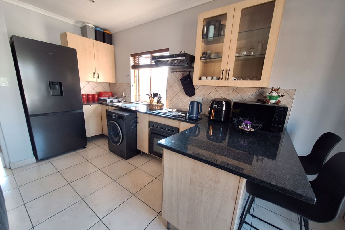 Townhouse For Sale in Moregloed - Photo 4
