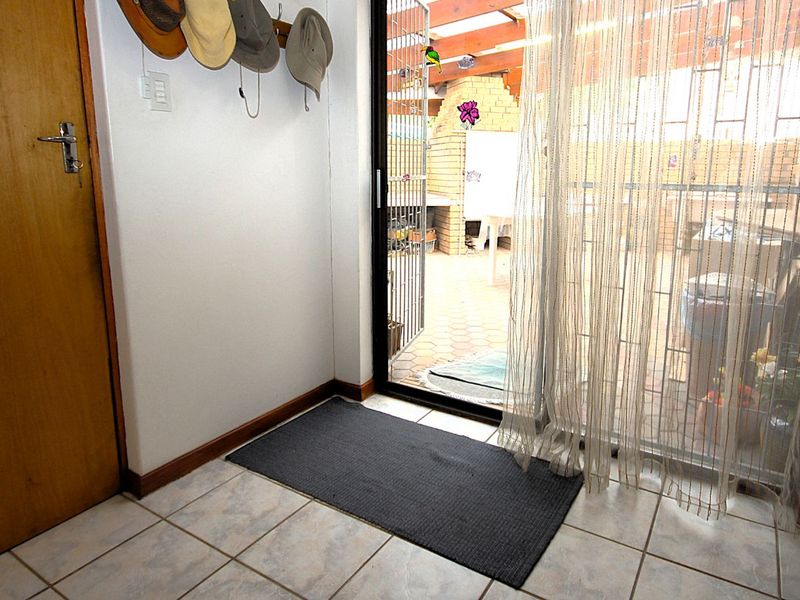 House For Sale in Fraaiuitsig - Photo 3