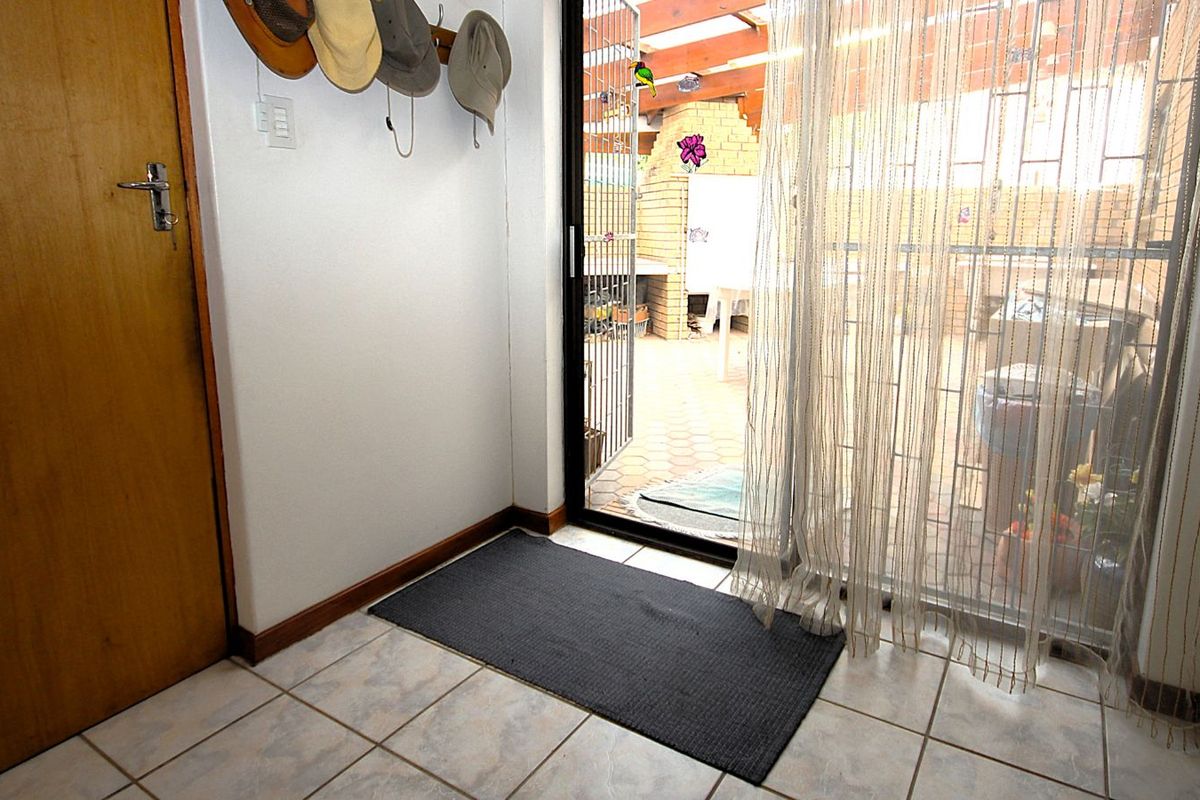 House For Sale in Fraaiuitsig - Photo 3