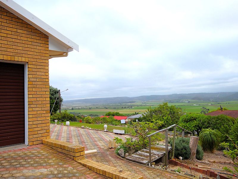 House For Sale in Fraaiuitsig - Photo 2
