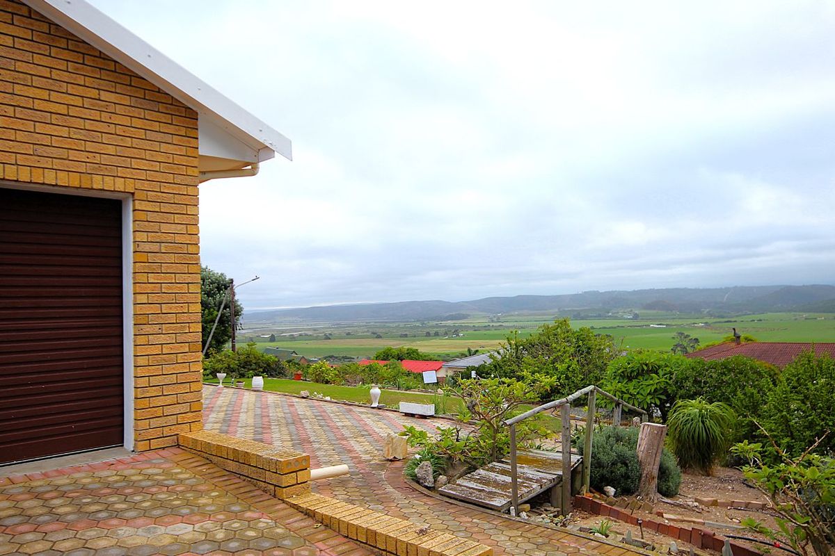 House For Sale in Fraaiuitsig - Photo 2