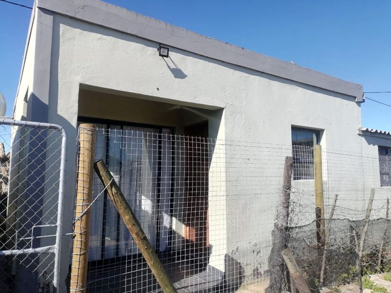 House For Sale in Kwanonqaba - Photo 1