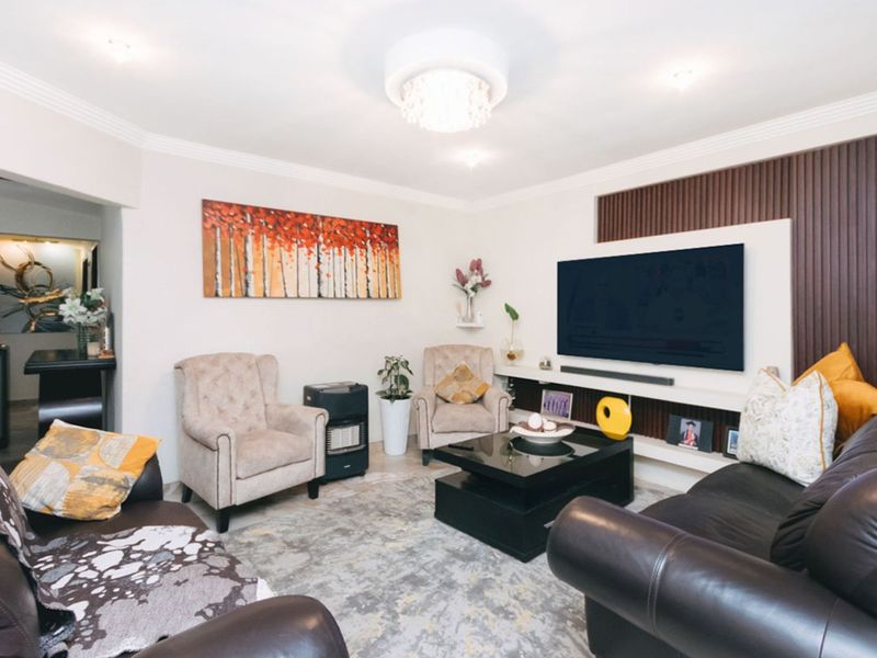 House For Sale in Meadowlands - Photo 8
