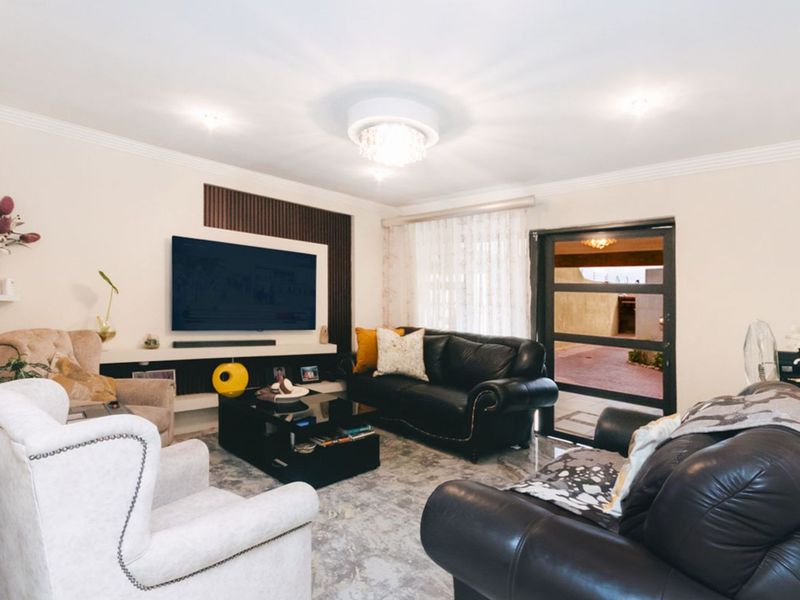 House For Sale in Meadowlands - Photo 10