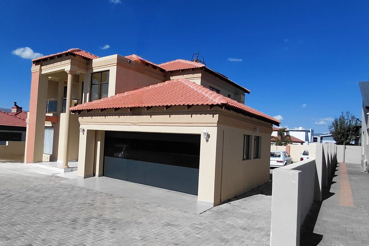 House For Sale in Woodhill Estate - Photo 2