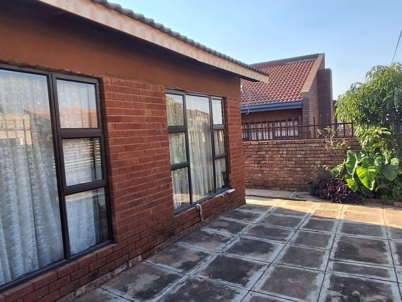 House For Sale in Soshanguve Ext - Photo 6
