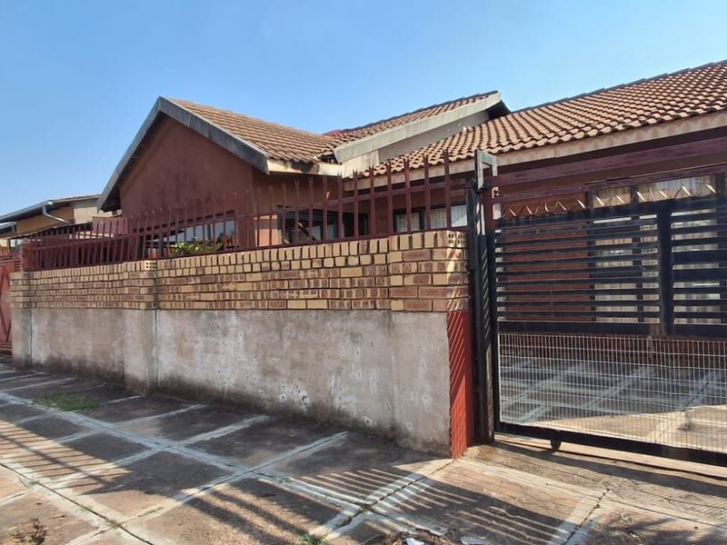 House For Sale in Soshanguve Ext - Photo 1