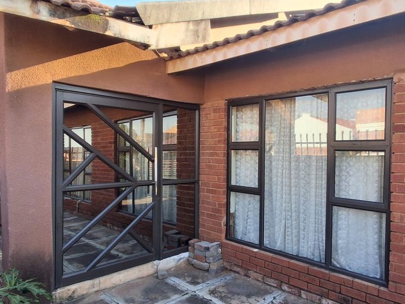 House For Sale in Soshanguve Ext - Photo 5