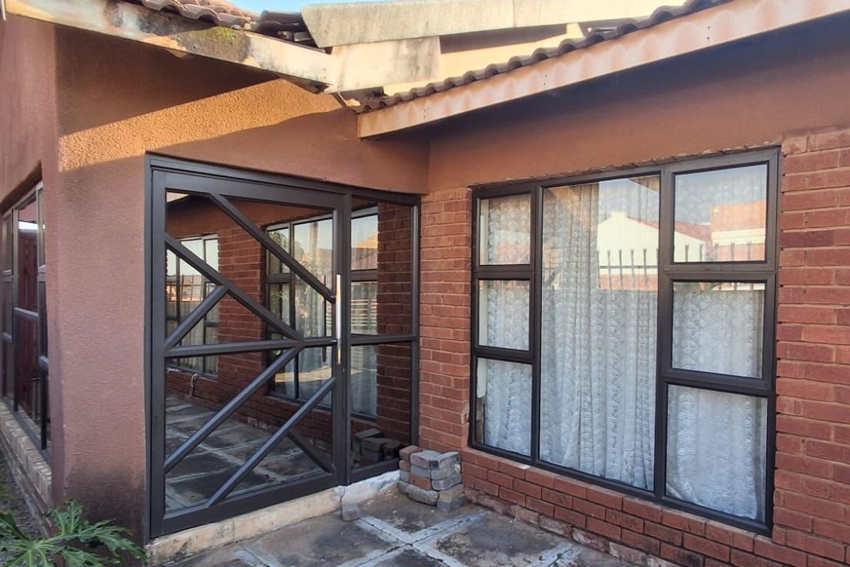 House For Sale in Soshanguve Ext - Photo 5