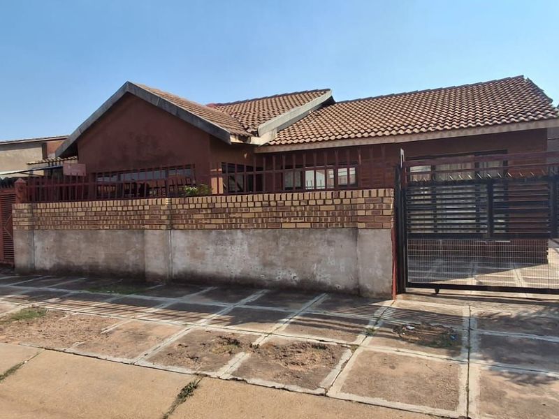 House For Sale in Soshanguve Ext - Photo 2