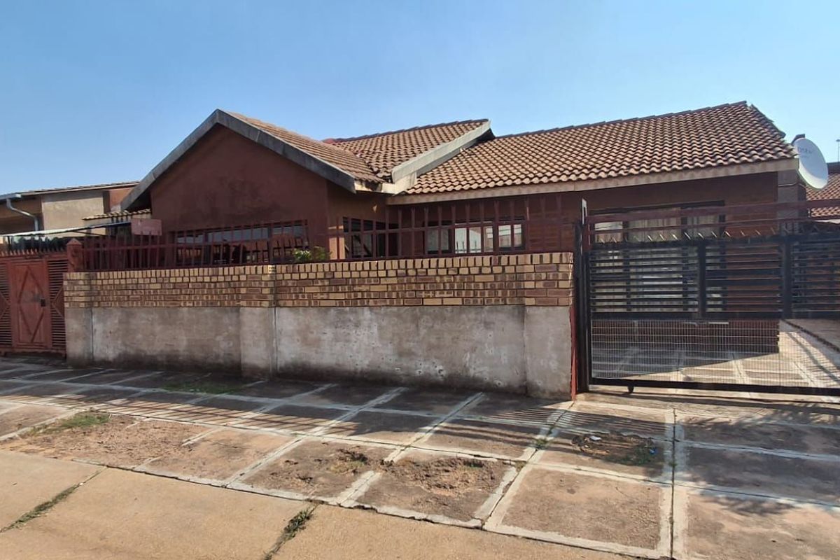 House For Sale in Soshanguve Ext - Photo 2