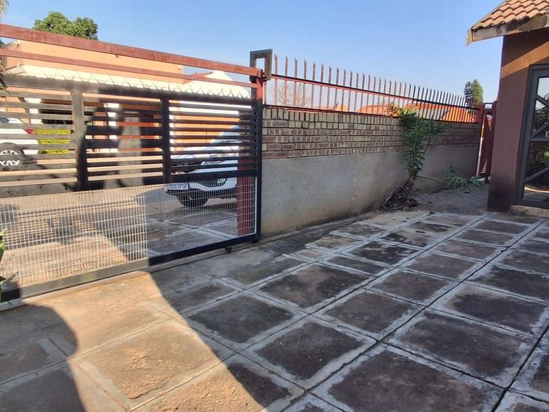 House For Sale in Soshanguve Ext - Photo 3