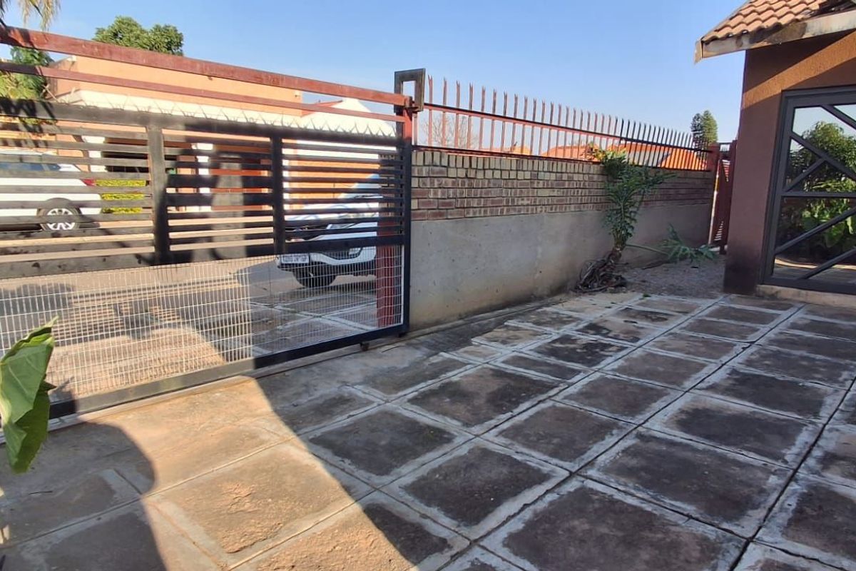 House For Sale in Soshanguve Ext - Photo 3