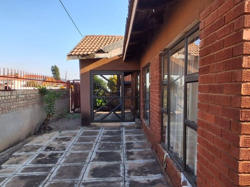 House For Sale in Soshanguve Ext - Photo 4
