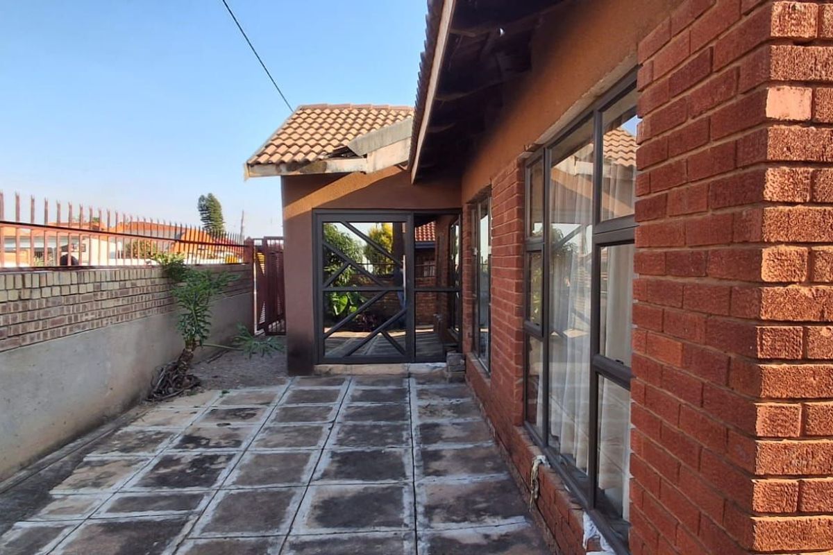 House For Sale in Soshanguve Ext - Photo 4