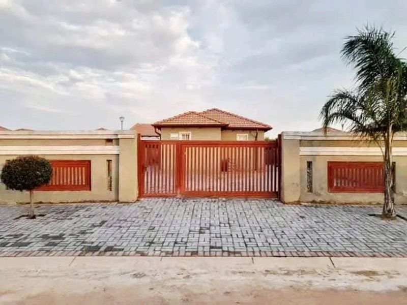 House For Sale in Nellmapius - Photo 1