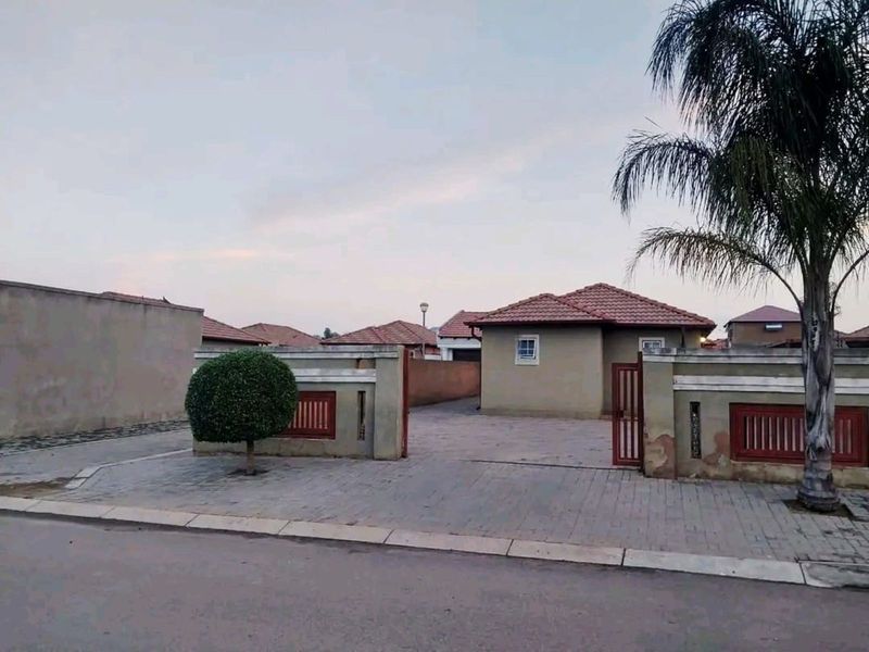 House For Sale in Nellmapius - Photo 2