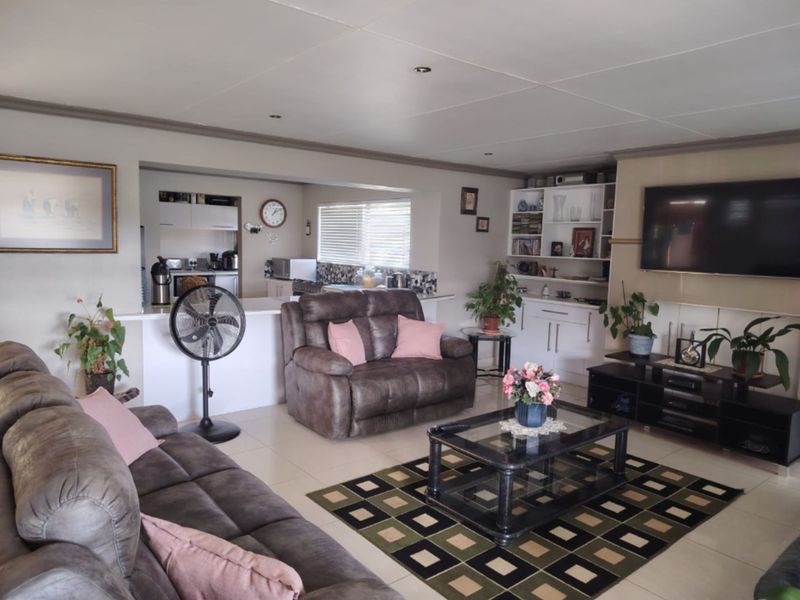 House For Sale in Reebok - Photo 5