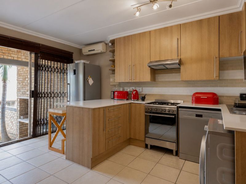 Townhouse For Sale in Wilgeheuwel - Photo 4