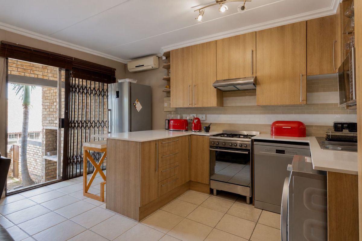 Townhouse For Sale in Wilgeheuwel - Photo 4