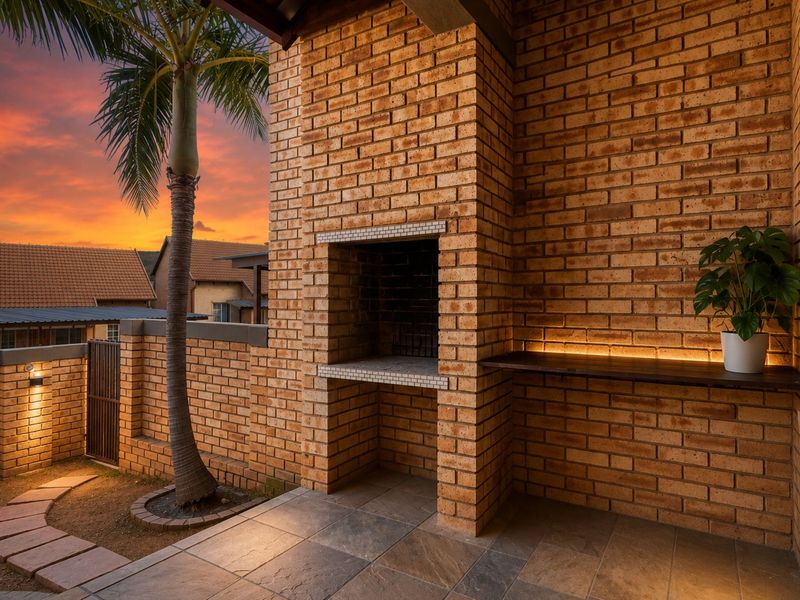 Townhouse For Sale in Wilgeheuwel - Photo 2