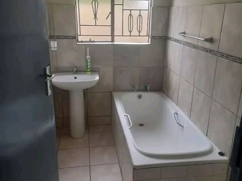 House For Sale in Norkem Park - Photo 5