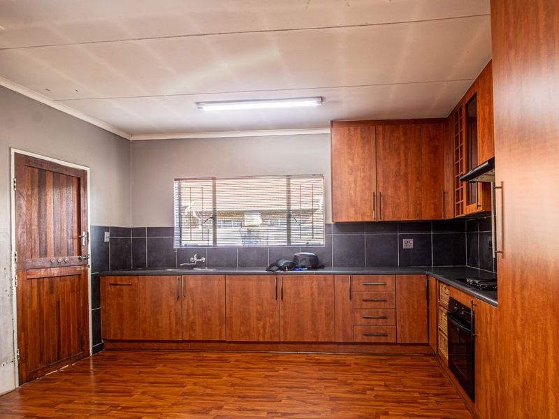 House For Sale in Sinoville - Photo 5