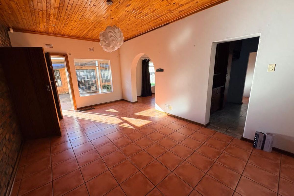 House For Sale in Rhodesdene - Photo 3