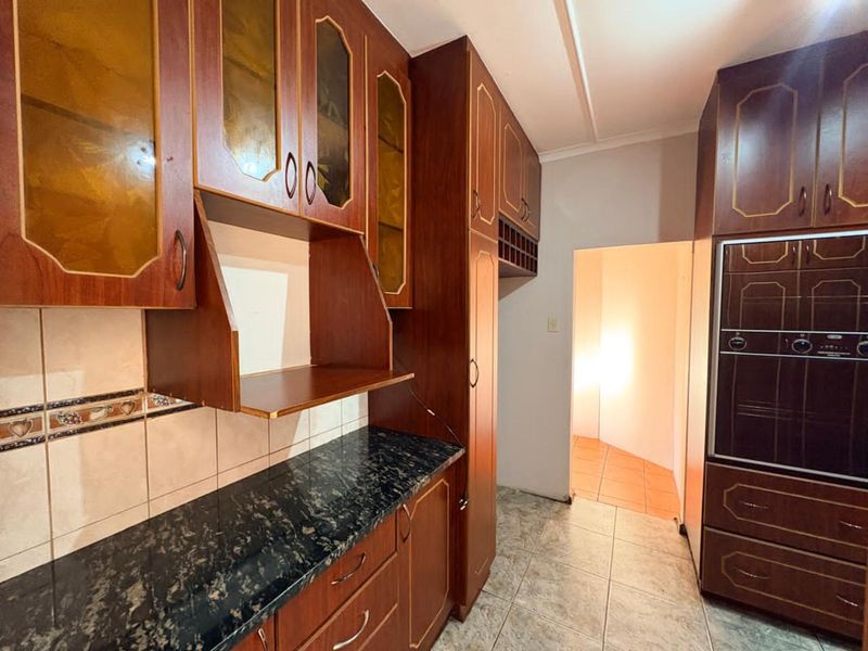 House For Sale in Rhodesdene - Photo 4