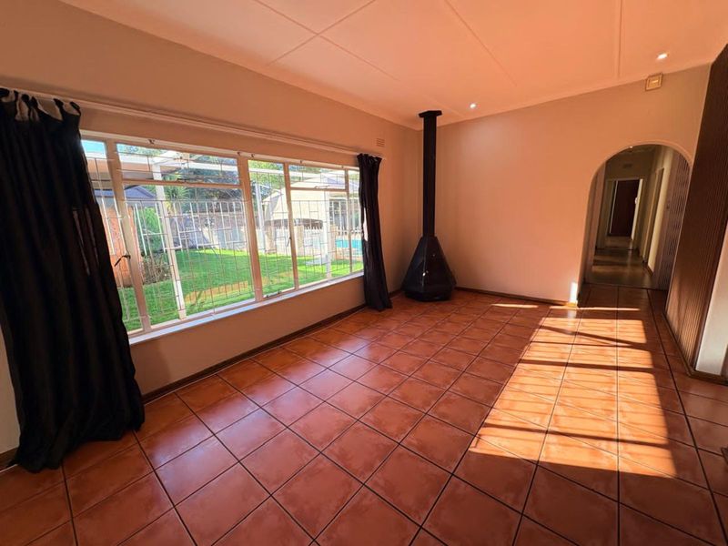 House For Sale in Rhodesdene - Photo 2
