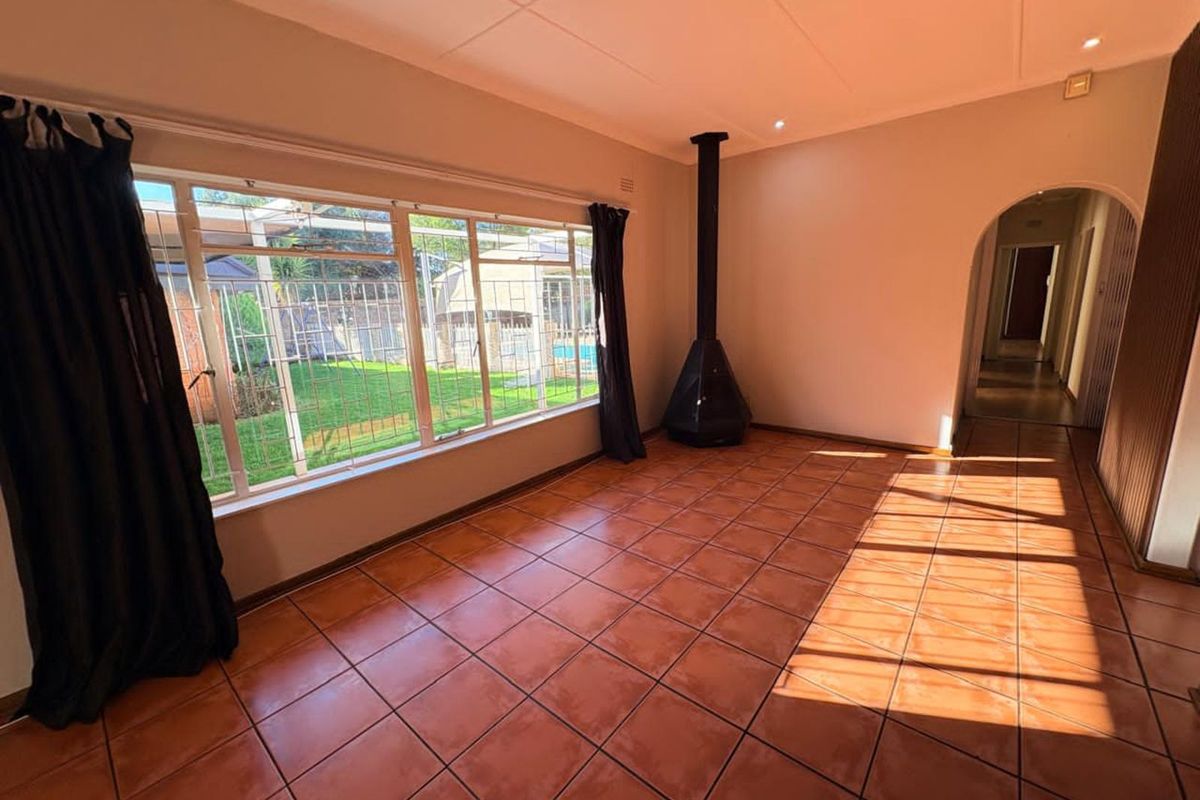 House For Sale in Rhodesdene - Photo 2