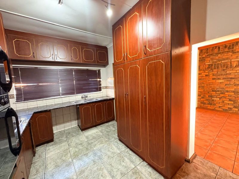 House For Sale in Rhodesdene - Photo 6