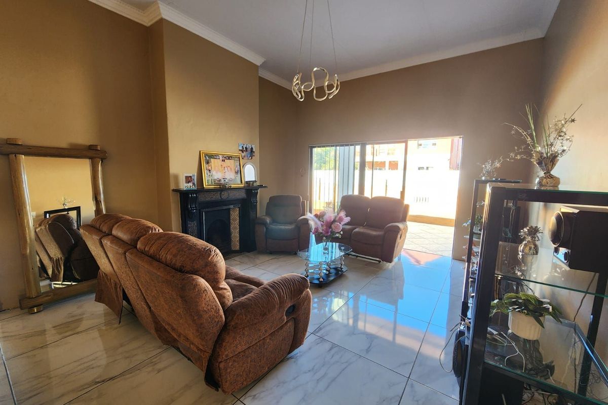 House For Sale in Kimberley North - Photo 2