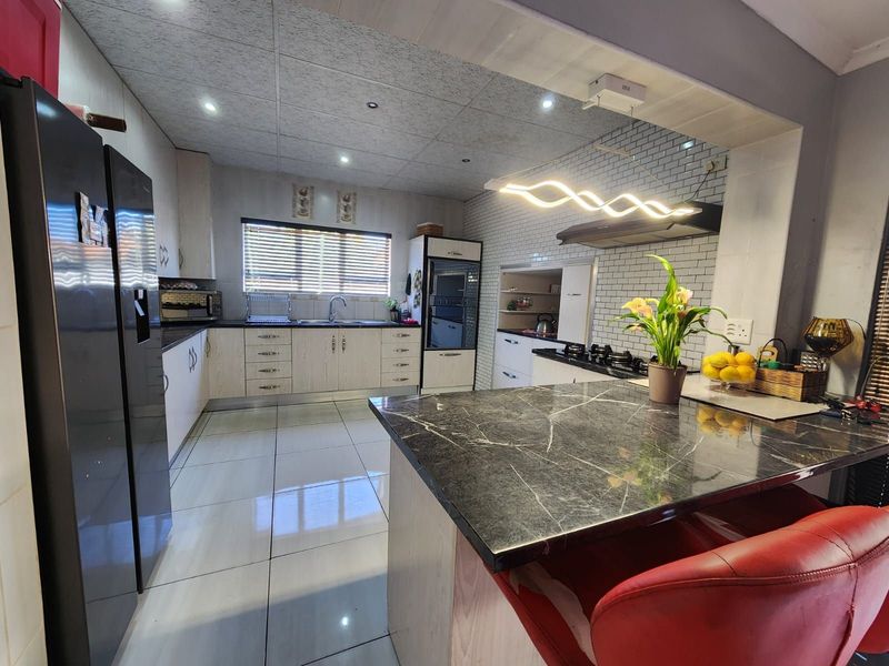 House For Sale in Kimberley North - Photo 5